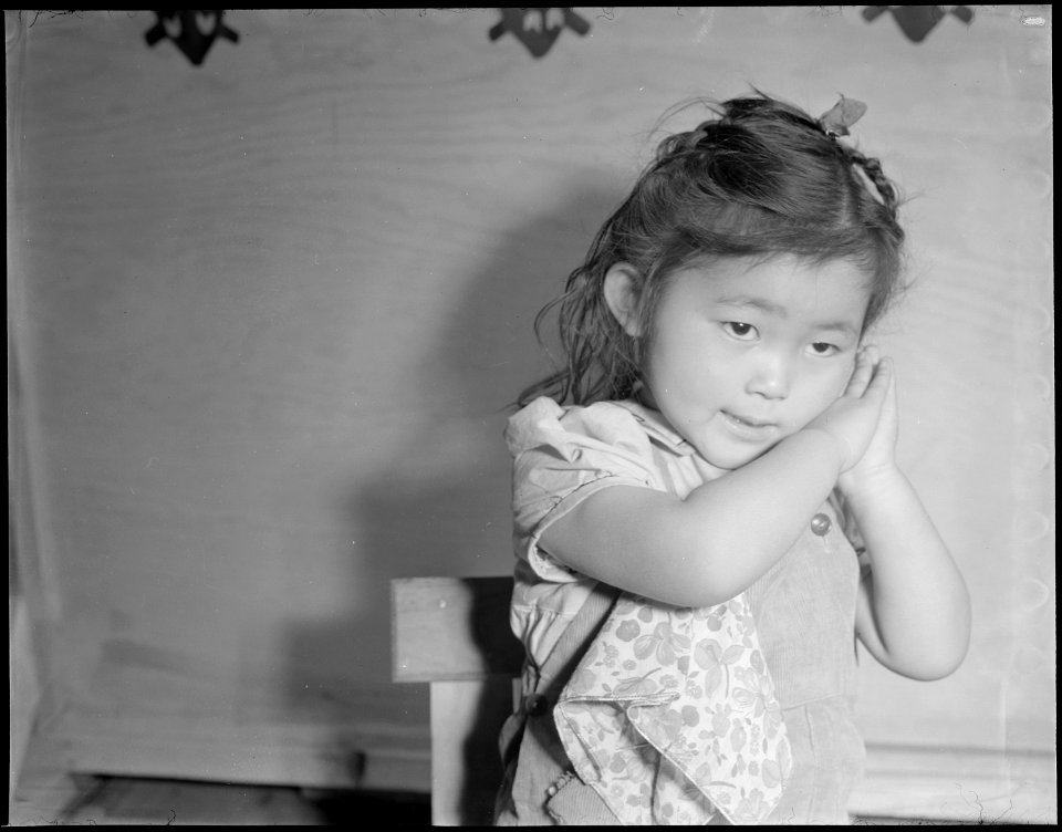 Tule Lake Relocation Center, Newell, California. Little nursery school girl singing Twinkle, Twink . . . - NARA - 536506