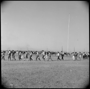 Tule Lake Relocation Center, Newell, California. Volunteer farm workers are shown here returning to . . . - NARA - 538392