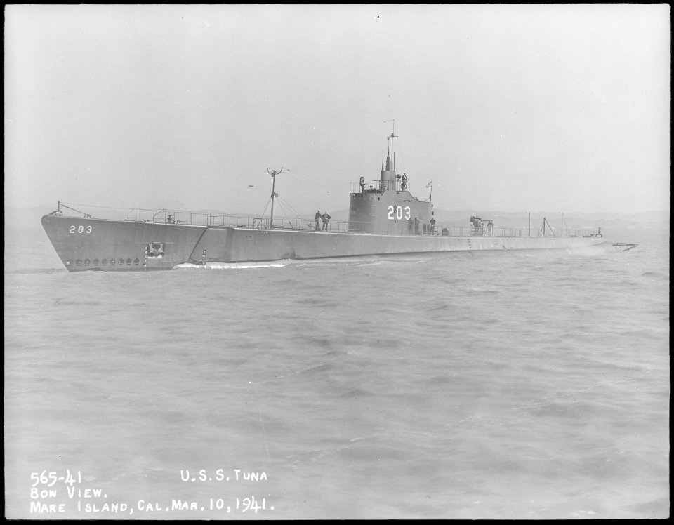 Tuna (SS203). Port bow, 03-10-1941 - NARA - 513041