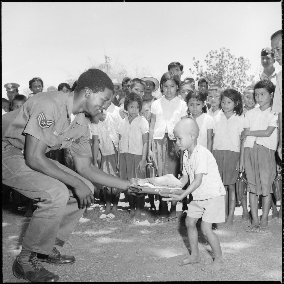 United States Air Force Staff Sergeant Richard Rolle of the 41st Tactical Electronic Warfare Squadron gives a school... - NARA - 542308