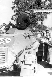 Ukraińskie kobiety witają niemieckich żołnierzy (2-1949)