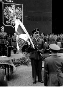 Uroczystość przekazania Polskim Siłom Powietrznym sztandaru ofiarowanego przez społeczeństwo Wilna na lotnisku Swinderby (21-55-2)
