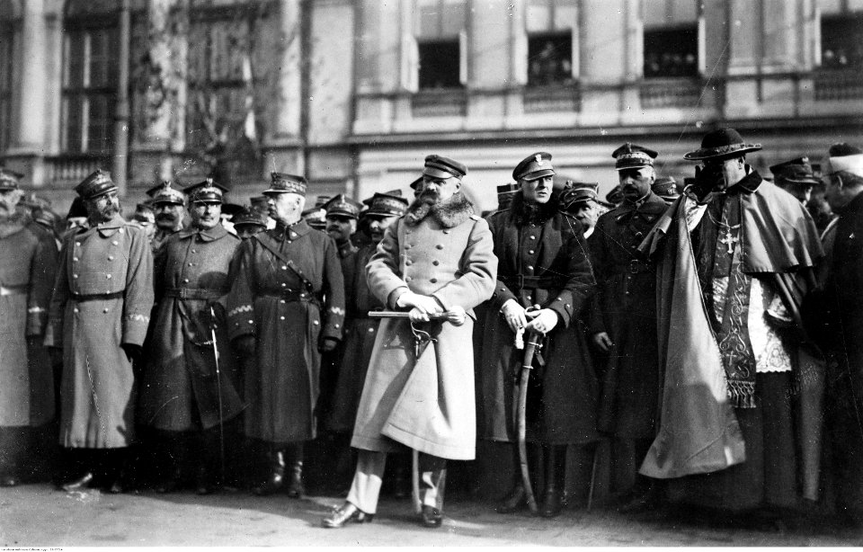 Uroczystość wręczenia buławy marszałkowskiej Józefowi Piłsudskiemu (22-275-4)
