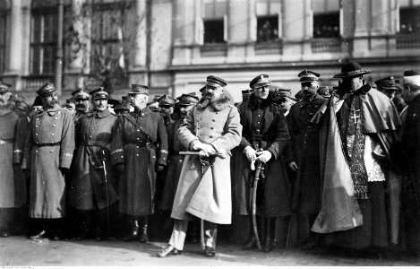 Uroczystość wręczenia buławy marszałkowskiej Józefowi Piłsudskiemu (22-275-4)