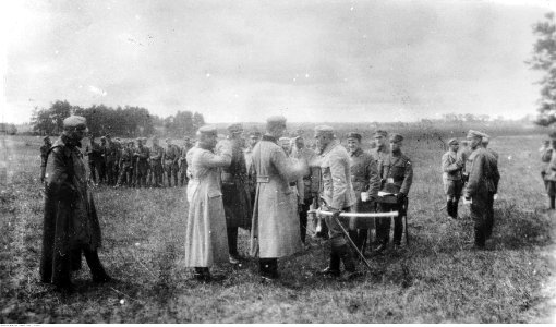 Uroczystość wręczenia przez Józefa Piłsudskiego odznaki za wierną służbę oficerom i żołnierzom I Brygady Legionów w Piasecznie (22-150-7)