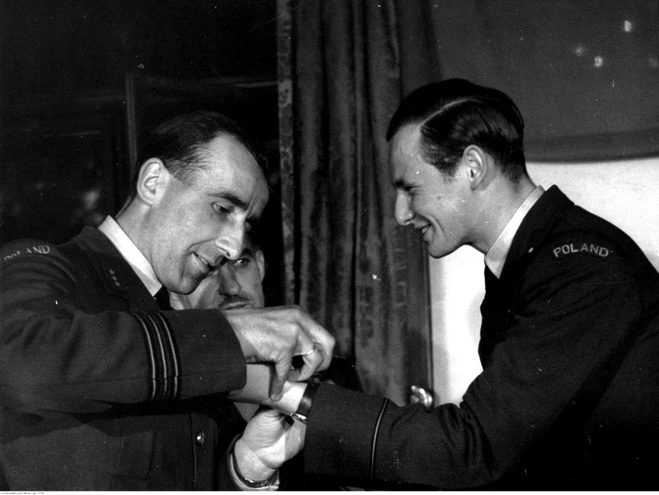Uroczystość w dywizjonie 303, z okazji strącenia dwusetnego nieprzyjacielskiego samolotu (21-76)