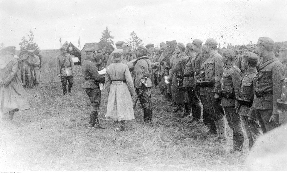 Uroczystość wręczenia przez Józefa Piłsudskiego odznaki za wierną służbę oficerom i żołnierzom I Brygady Legionów w Piasecznie (22-150-3)