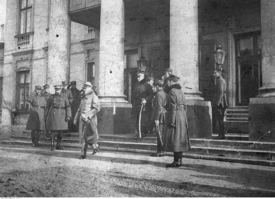 Uroczystość wręczenia buławy marszałkowskiej Józefowi Piłsudskiemu (22-275-2)