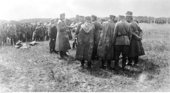 Uroczystość wręczenia przez Józefa Piłsudskiego odznaki za wierną służbę oficerom i żołnierzom I Brygady Legionów w Piasecznie (22-150-5)