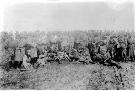 Uroczystość wręczenia przez Józefa Piłsudskiego odznaki za wierną służbę oficerom i żołnierzom I Brygady Legionów w Piasecznie (22-150-10)