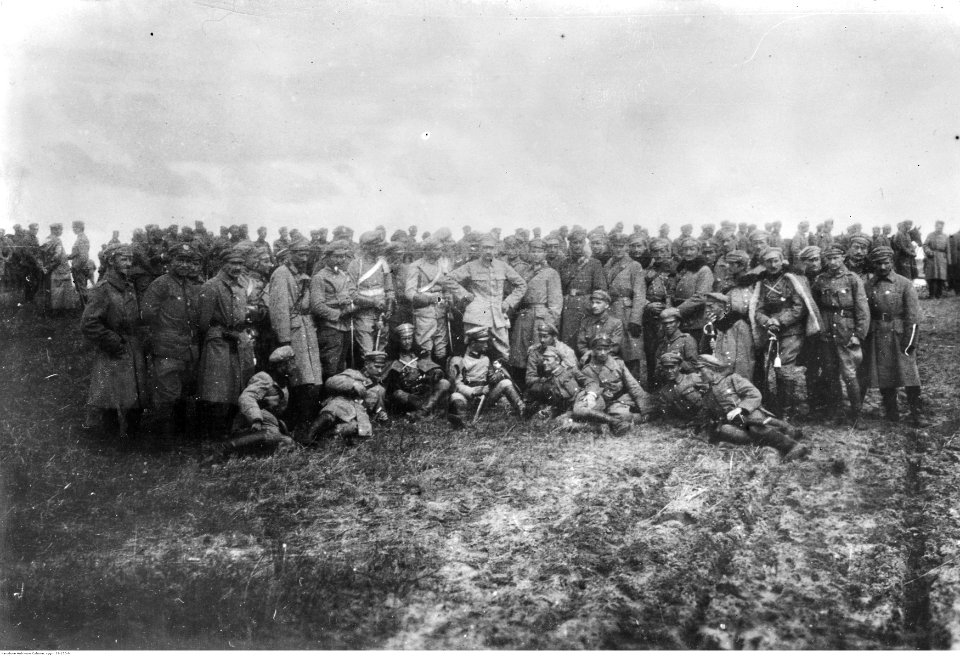 Uroczystość wręczenia przez Józefa Piłsudskiego odznaki za wierną służbę oficerom i żołnierzom I Brygady Legionów w Piasecznie (22-150-9)
