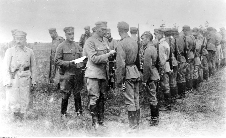 Uroczystość wręczenia przez Józefa Piłsudskiego odznaki za wierną służbę oficerom i żołnierzom I Brygady Legionów w Piasecznie (22-150-6)