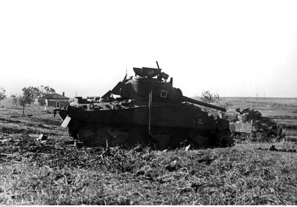 Uszkodzony czołg Sherman M4A2 na froncie pod Aprilia (2-2240)