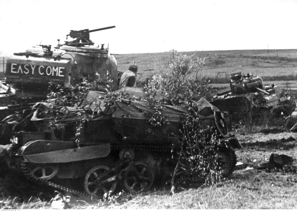 Uszkodzone czołgi Sherman, oraz transporter opancerzony Bren Carrier na froncie włoskim (2-2235)