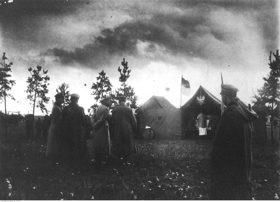 Uroczystość wręczenia przez Józefa Piłsudskiego odznaki za wierną służbę oficerom i żołnierzom I Brygady Legionów w Piasecznie (22-150-1)