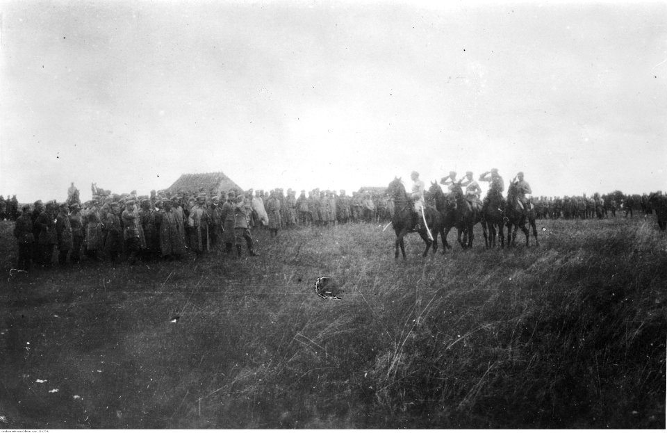 Uroczystość wręczenia przez Józefa Piłsudskiego odznaki za wierną służbę oficerom i żołnierzom I Brygady Legionów w Piasecznie (22-150-8)