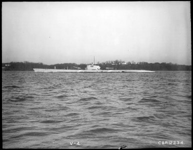 V4 (SS164), reclassified as minelaying type SM1 and renamed the Argonaut. Port side, 11-1928 - NARA - 512984