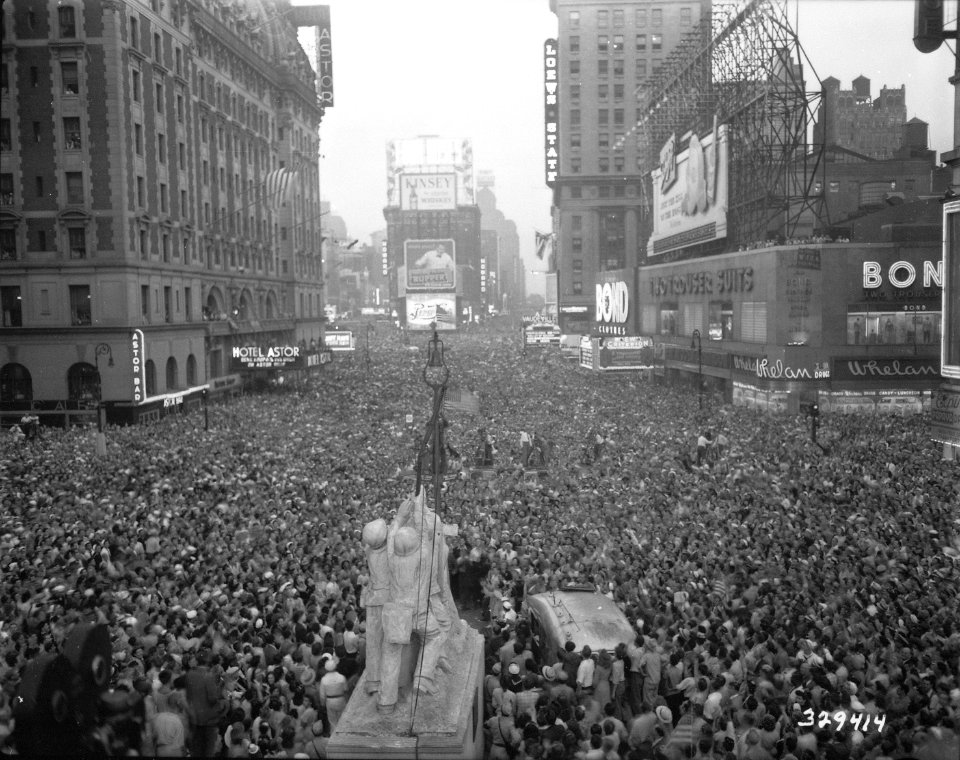 V-J Day in New York City. Crowds gather in Times Square to celebrate the surrender of Japan. - NARA - 531350