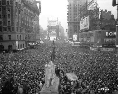 V-J Day in New York City. Crowds gather in Times Square to celebrate the surrender of Japan. - NARA - 531350 photo