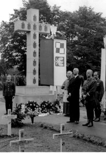Uroczystość na cmentarzu lotników polskich w Newark z udziałem prezydenta Władysława Raczkiewicza i gen. Władysława Sikorskiego (21-83)