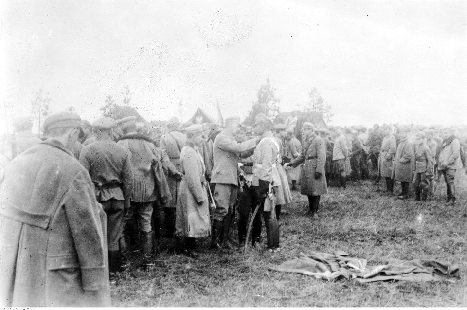 Uroczystość wręczenia przez Józefa Piłsudskiego odznaki za wierną służbę oficerom i żołnierzom I Brygady Legionów w Piasecznie (22-150-4)