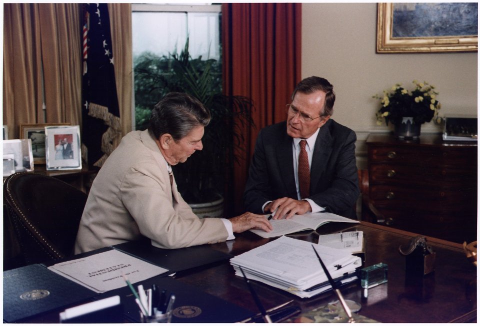 Vice President Bush and President Reagan working in the Oval Office - NARA - 186367