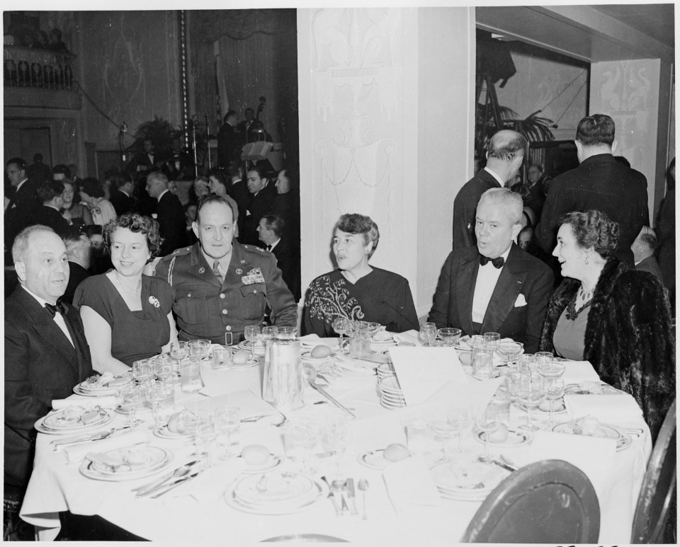 View of table at the dinner honoring President Truman and Vice President Alben Barkley at the Mayflower Hotel in... - NARA - 200009