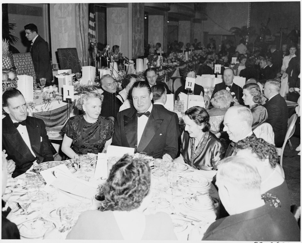 View of table at the dinner honoring President Truman and Vice President Alben Barkley at the Mayflower Hotel in... - NARA - 200011
