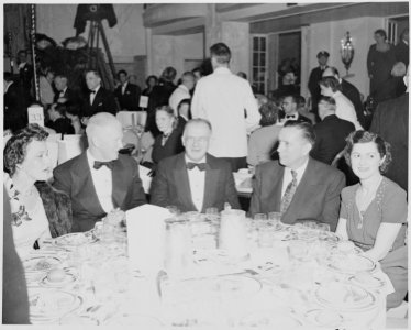 View of table at the dinner honoring President Truman and Vice President Alben Barkley at the Mayflower Hotel in... - NARA - 200008