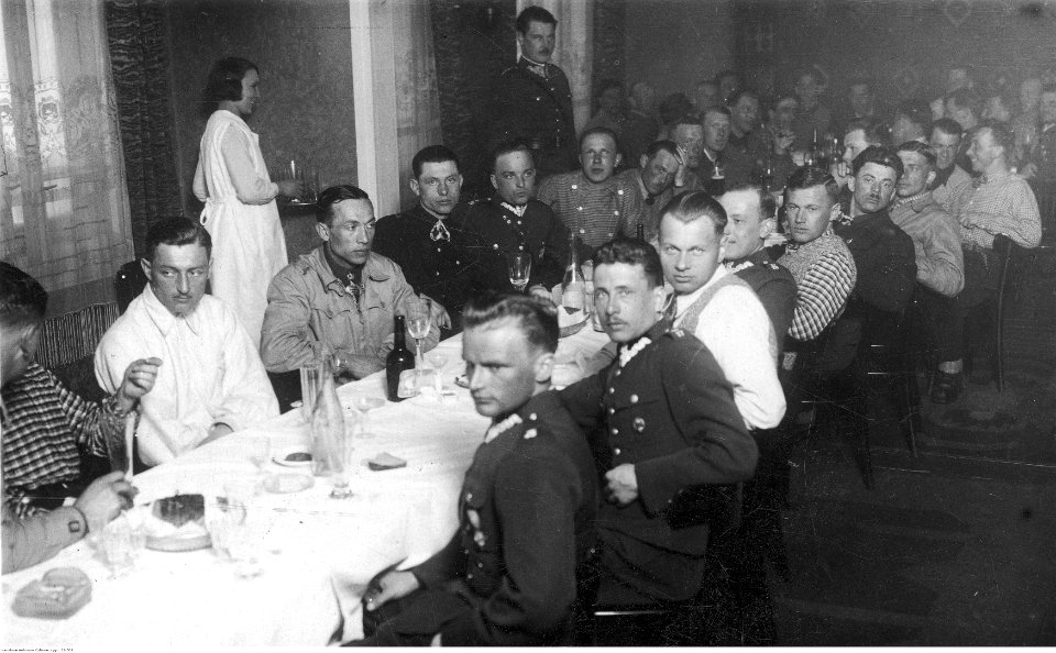 Uroczysty posiłek (22-506)