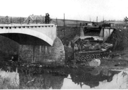 Uszkodzony czołg radziecki nad Węgorapą (2-911)