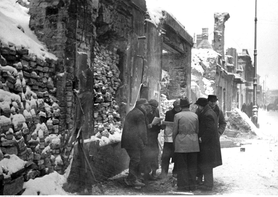 Warszawa. Grupa mężczyzn czytających gazety (2-217)