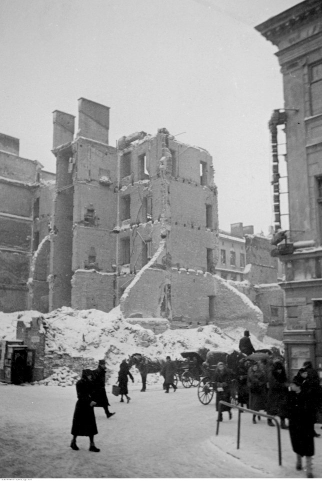 Warszawa. Ruch uliczny wśród ruin (2-202)