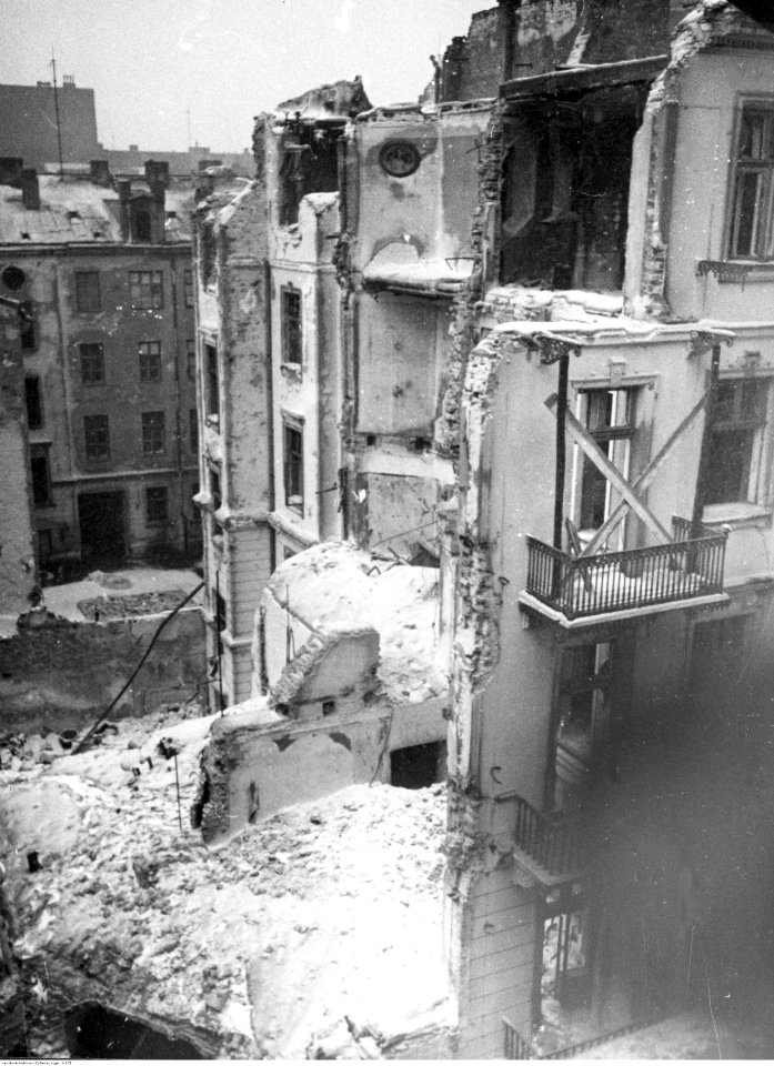 Warszawa. Ruiny domu (2-205)