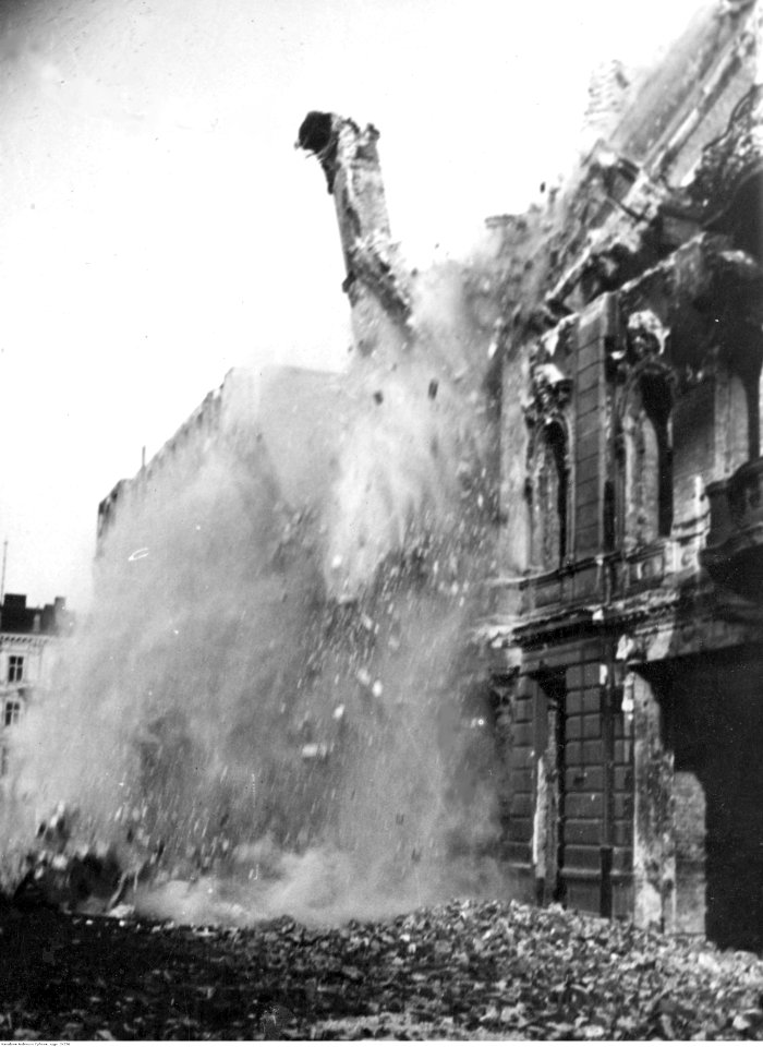 Warszawa. Wyburzanie zniszczonego domu. (2-220)