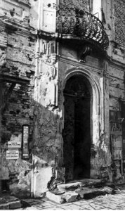 Warszawa. Zniszczona kamienica przy Krakowskim Przedmieściu 87 (2-178)