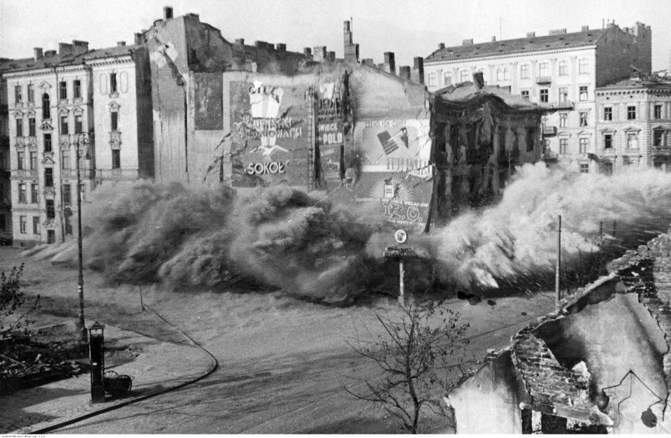 Warszawa. Wysadzenie domu grożącego zawaleniem (2-221)