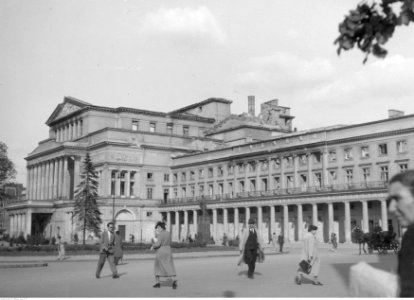 Warszawa. Uszkodzony Teatr Wielki (2-177)