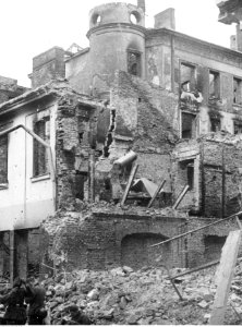 Warszawa. Zniszczony budynek przy ul. Wierzbowej (2-208)