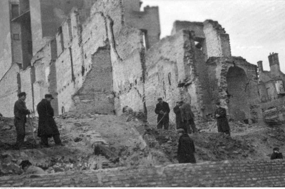 Warszawa. Zniszczenia wojenne i sceny uliczne (2-223-7)