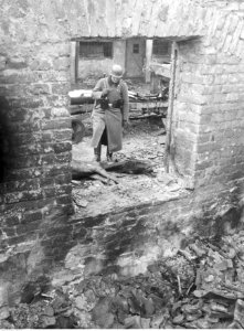 Warszawa.Żołnierz niemiecki w ruinach domu (2-215)