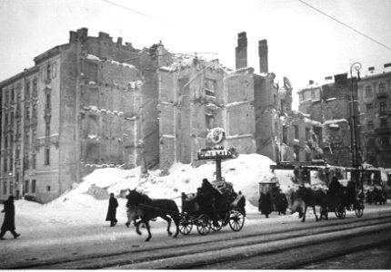 Warszawa. Dwie dorożki jadące ulicą (2-211) photo