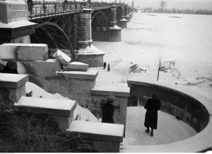 Warszawa. Uszkodzony Most Poniatowskiego (2-218)