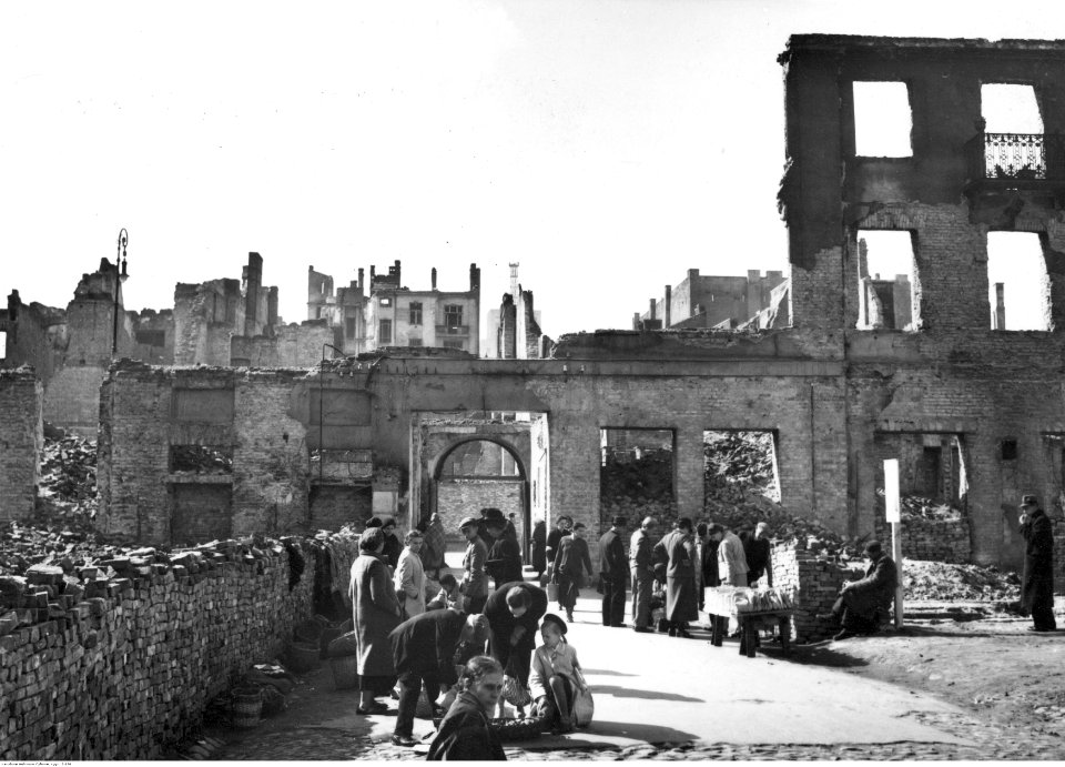 Warszawa. Handel uliczny wśród ruin (2-196)