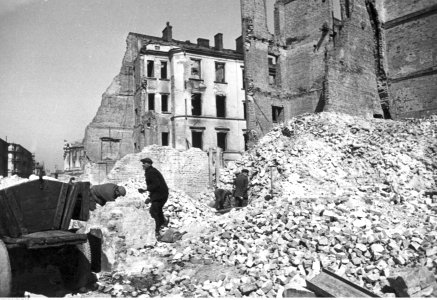 Warszawa. Prace rozbiórkowe przy zniszczonej kamienicy (2-199)