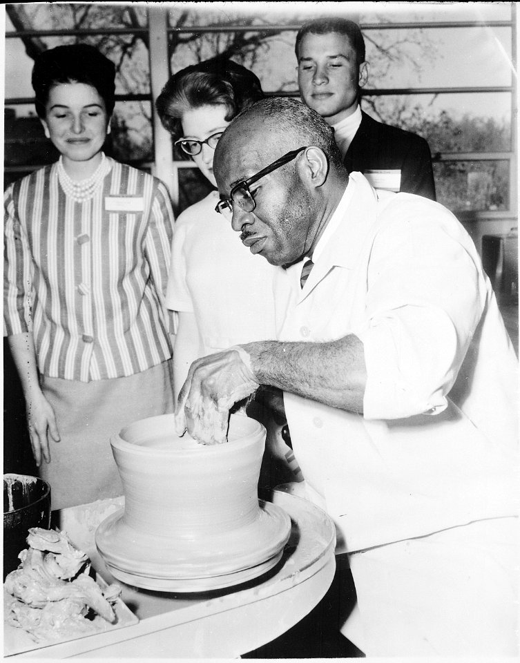 William E. Artis, sculpturing - NARA - 559176