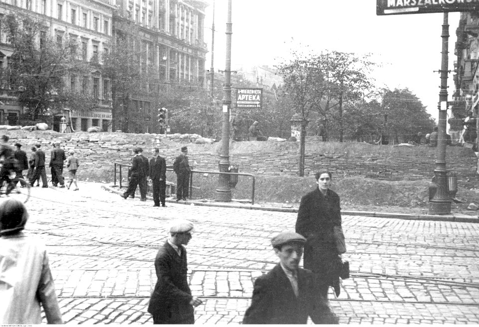 Warszawa. Barykada na rogu. ul. Marszałkowskiej i Alej Jerozolimskich (2-182)