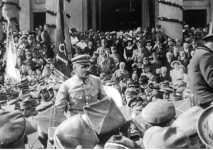 Wizyta Józefa Piłsudskiego w nierozpoznanej miejscowości (22-556) photo