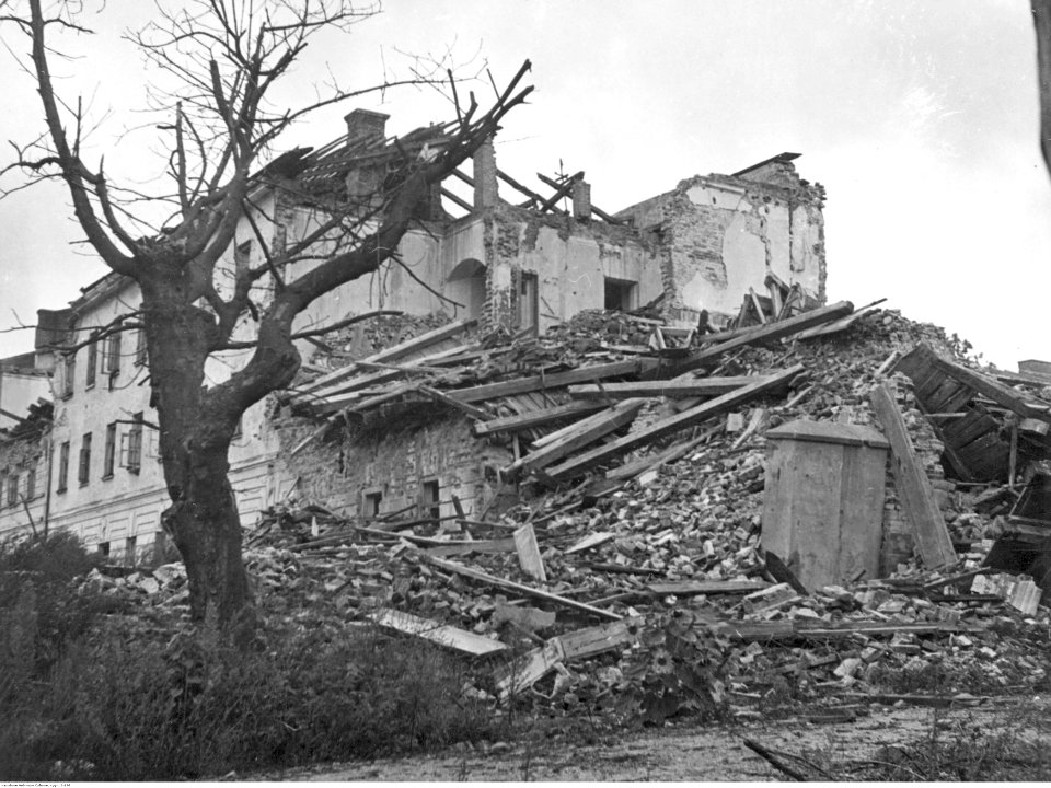 Warszawa. Zniszczona kamienica (2-198)