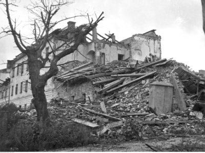 Warszawa. Zniszczona kamienica (2-198)